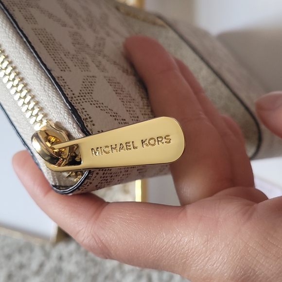 Michael Kors Wallet - Picture 4 of 7